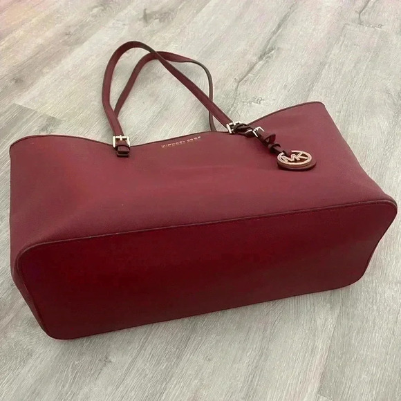 MICHAEL KORS Jet Set Leather Cherry Laptop Large Tote Handbag - Picture 5 of 10